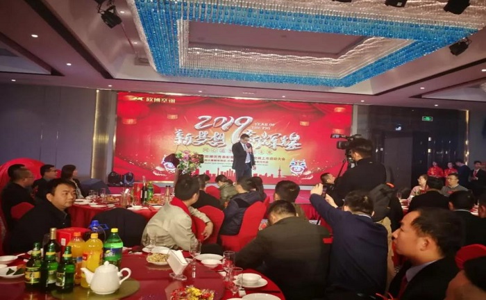 載舞載歌喜財(cái)神，龍騰虎躍歐博人，納吉金豬齊聚力，招兵買馬迎新春